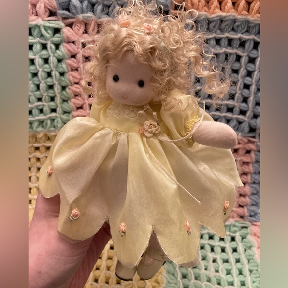 Green Tree Collectible Yellow Dress Lullaby Musical Girl Soft Doll - Picture 5 of 16